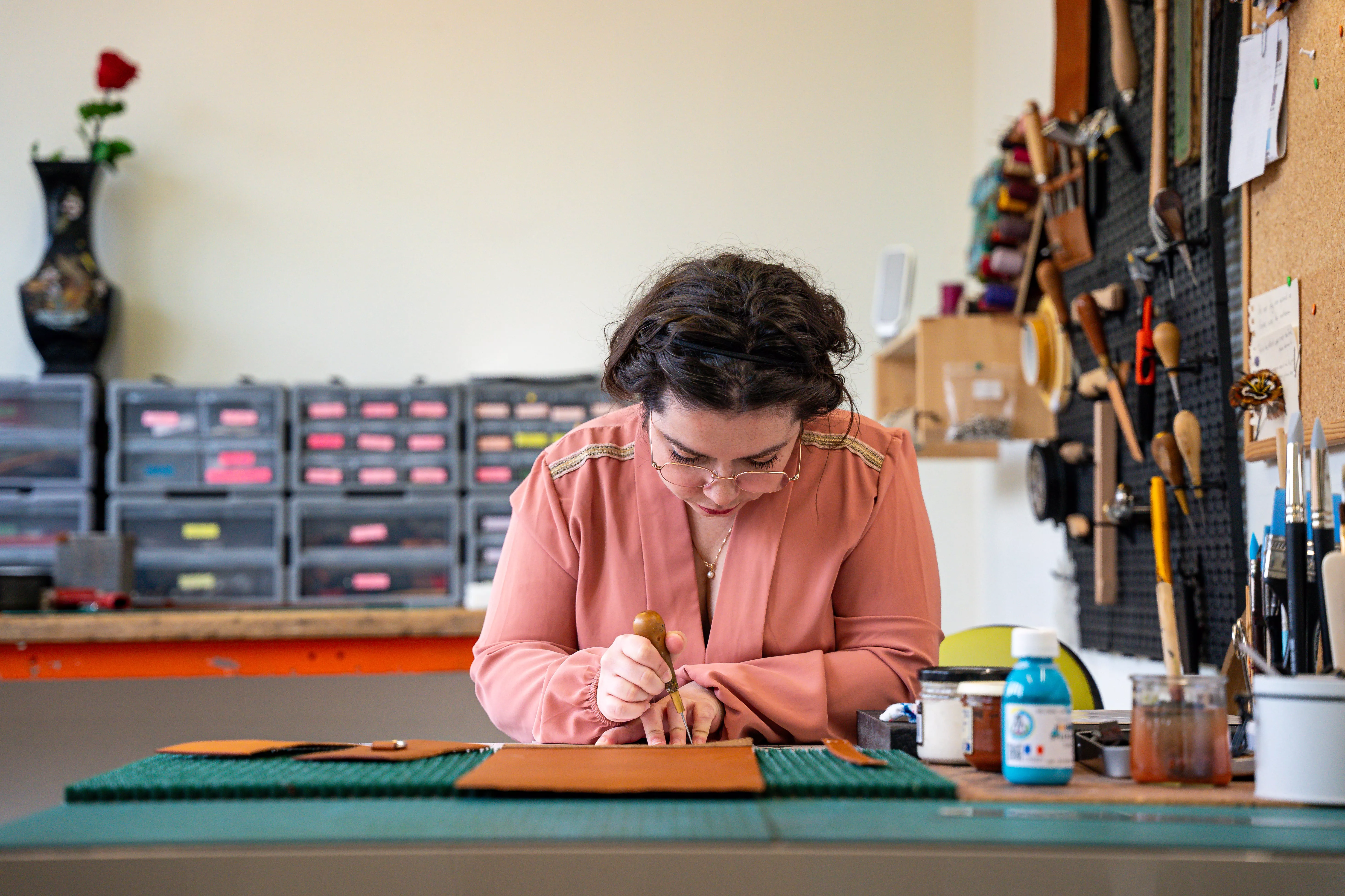 Artisane concentrée sur son travail au sein de son atelier