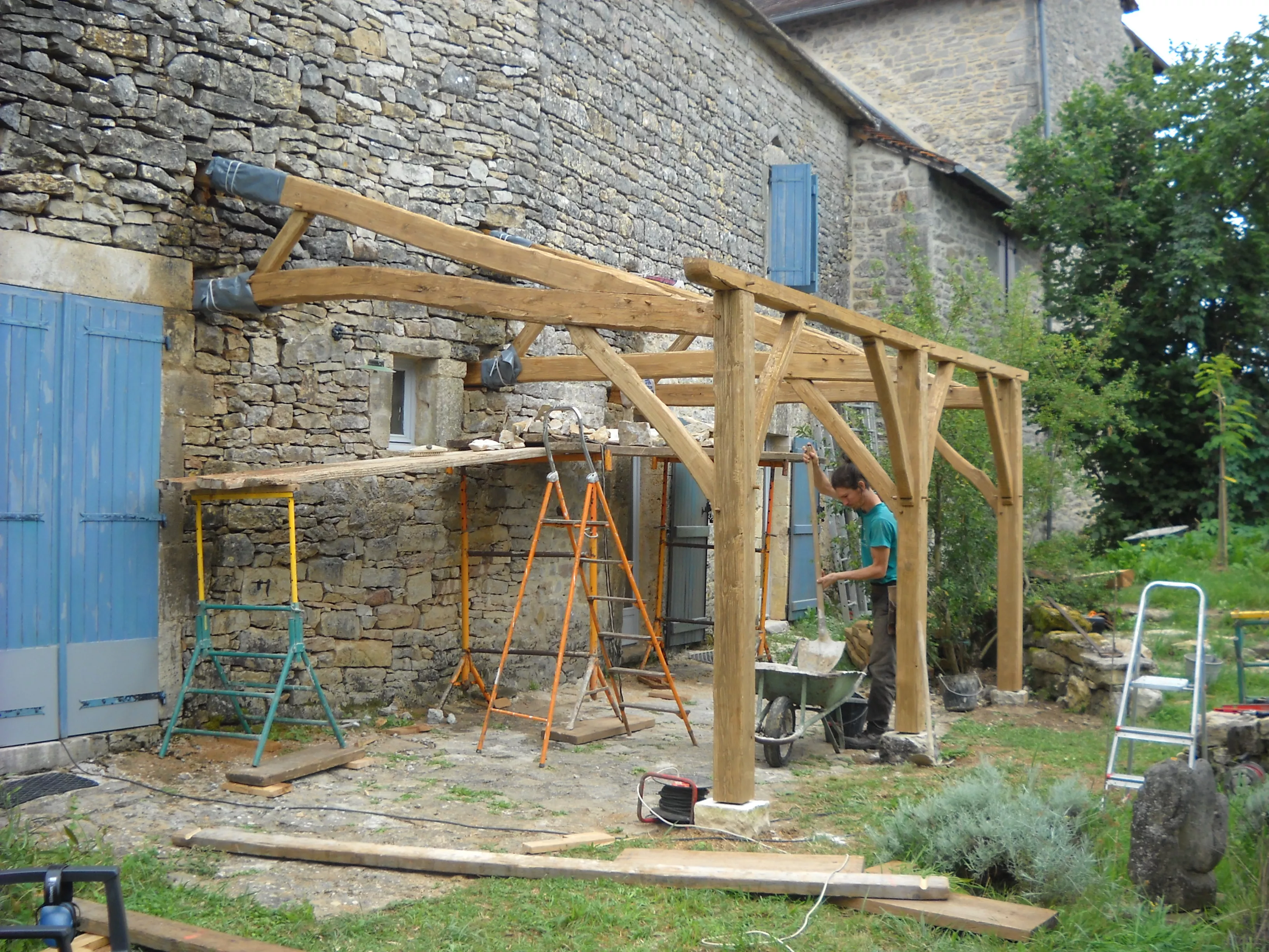 Charpente équarrie avec assemblages traditionnels pour couvrir une terrasse. Posée sur dés de pierre, elle sera couverte en vieilles tuiles canal.