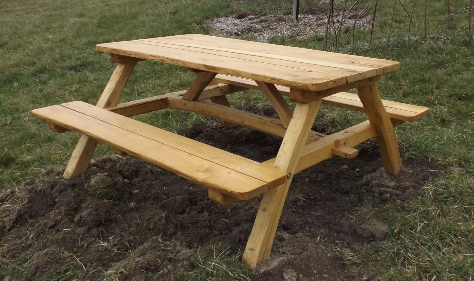 table de pique-nique en châtaigner local, avec assemblages traditionnnels, huilée pour l'extérieur