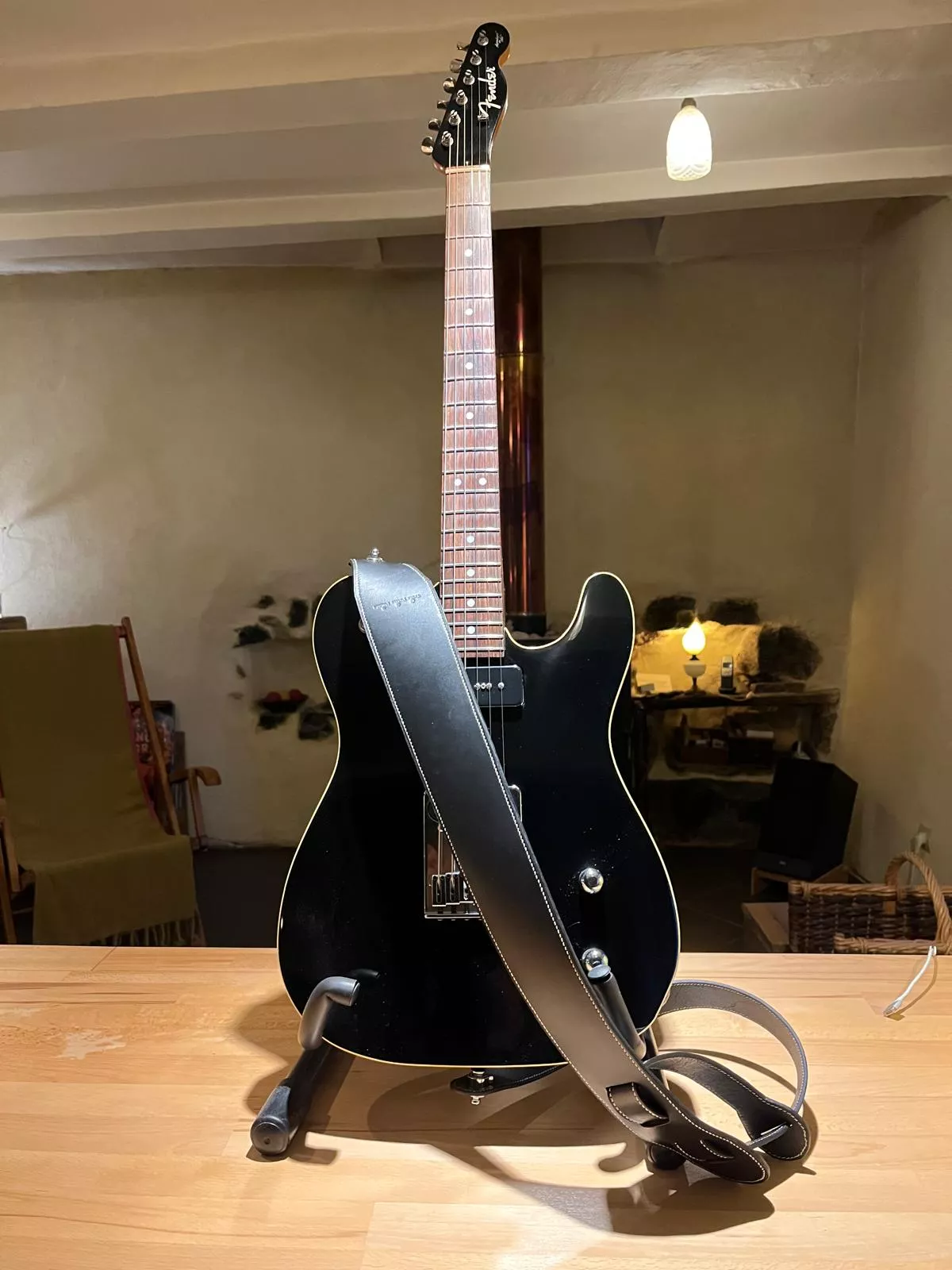 Sangle de guitare noire avec couture blanche