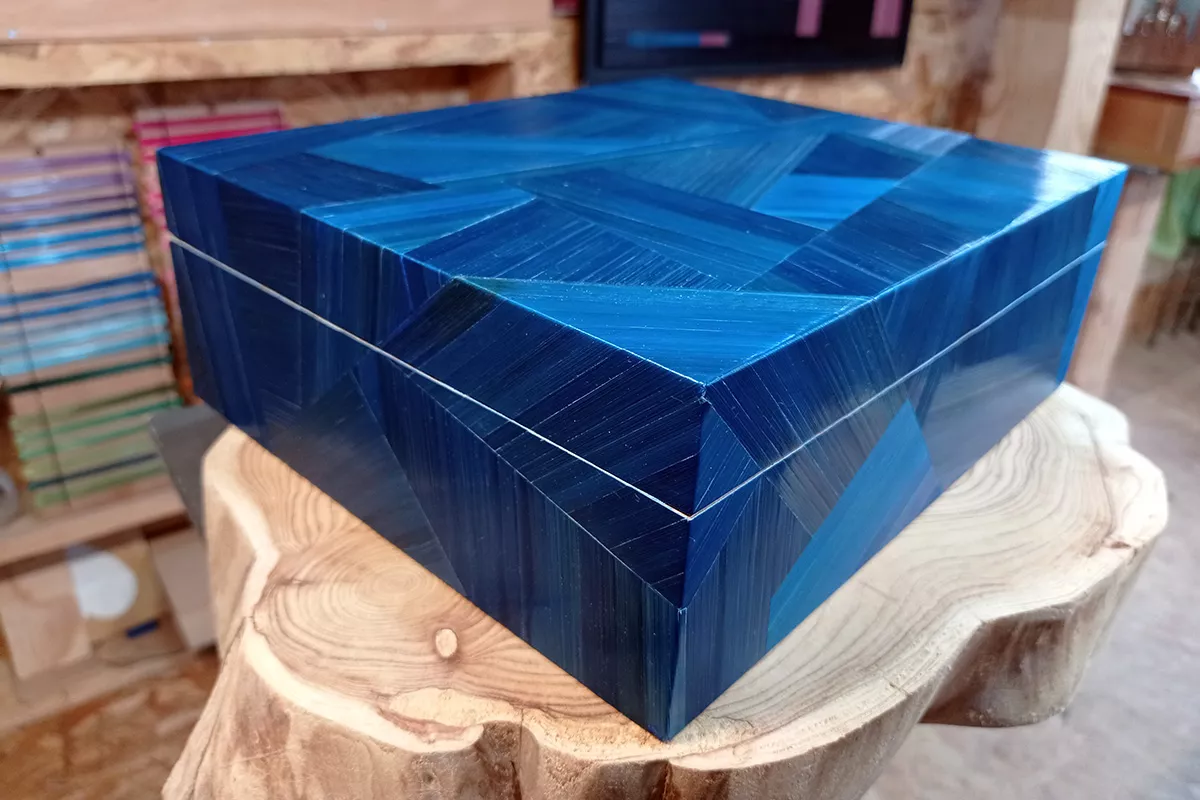 Boite à cigare relookée avec de la marqueterie de paille bleue