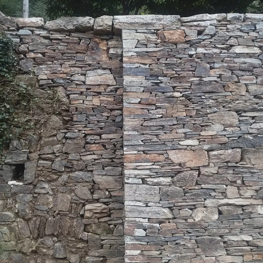 Chaîne d'angle sur mur en schiste