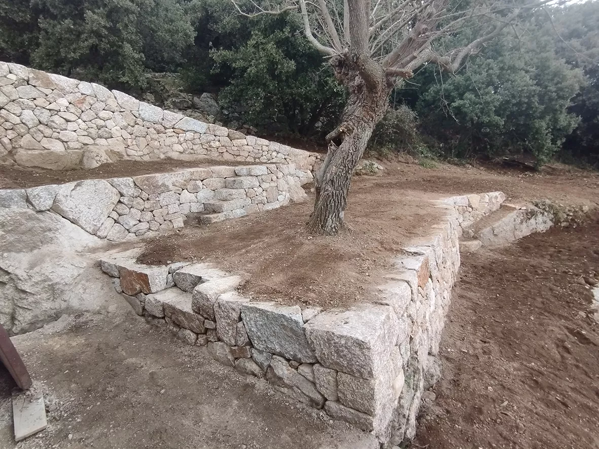 Soutènement et escalier en granit