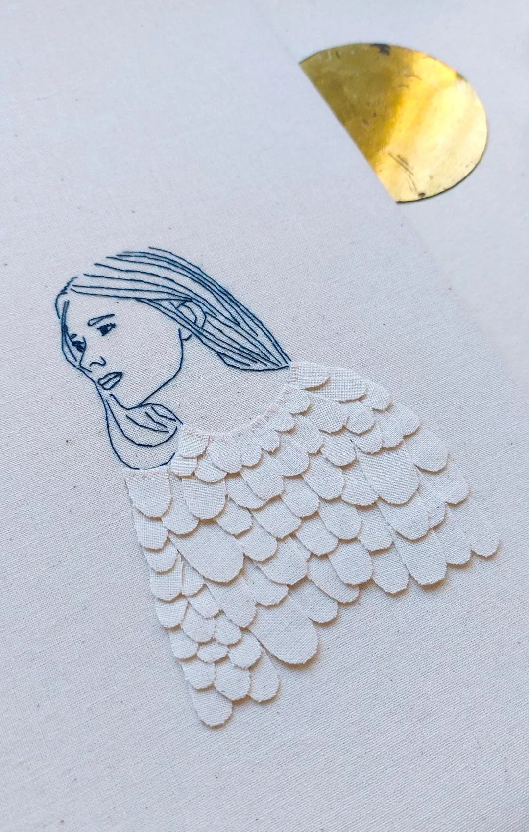 Le pull écailles, silhouette de femme portant un pull composé d'écailles de tissu