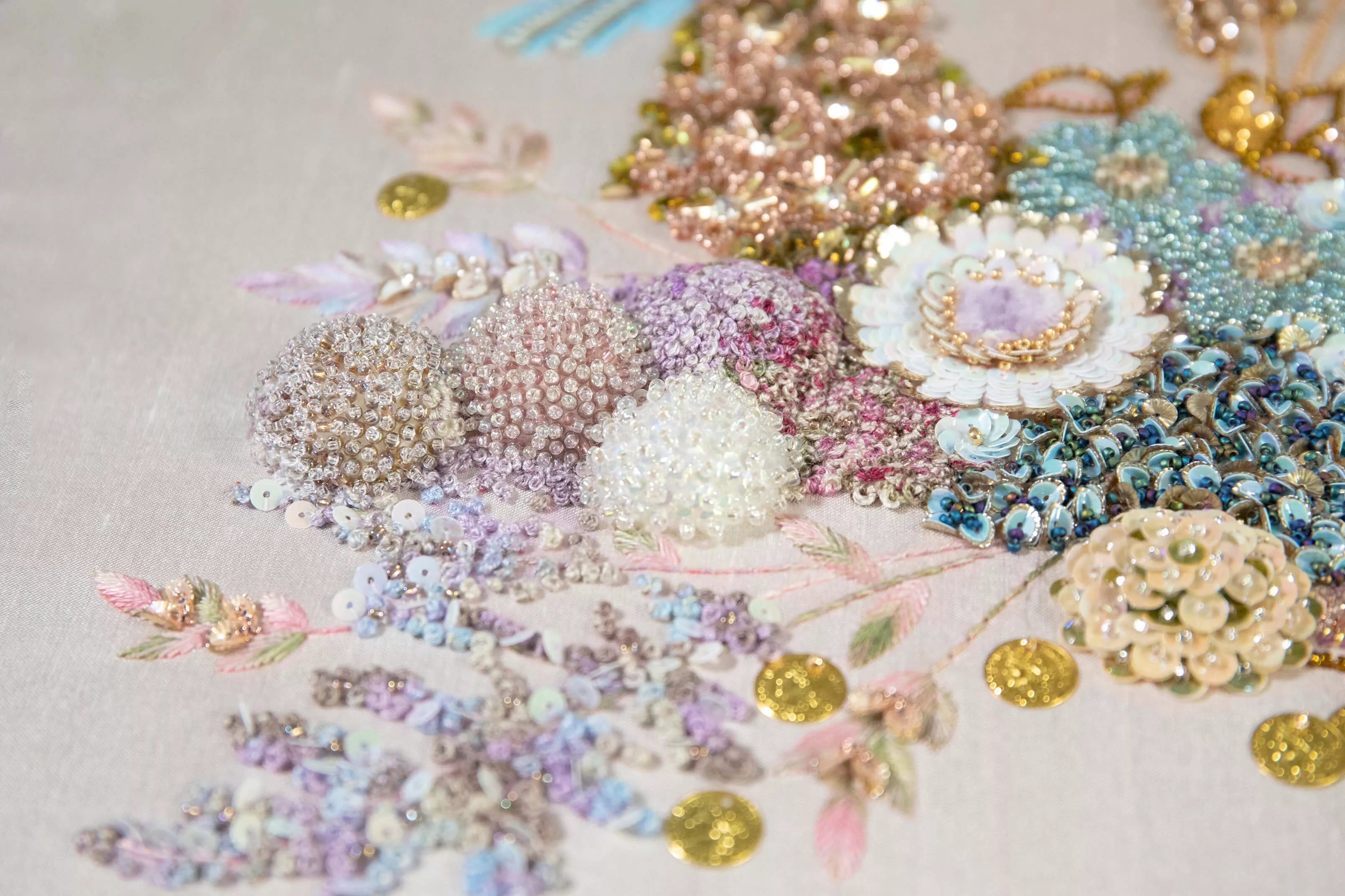 Œuvre brodée réalisée pour le XIVe Concours International de Broderie et présentée dans le cadre de la Biennale 2025 en Italie.