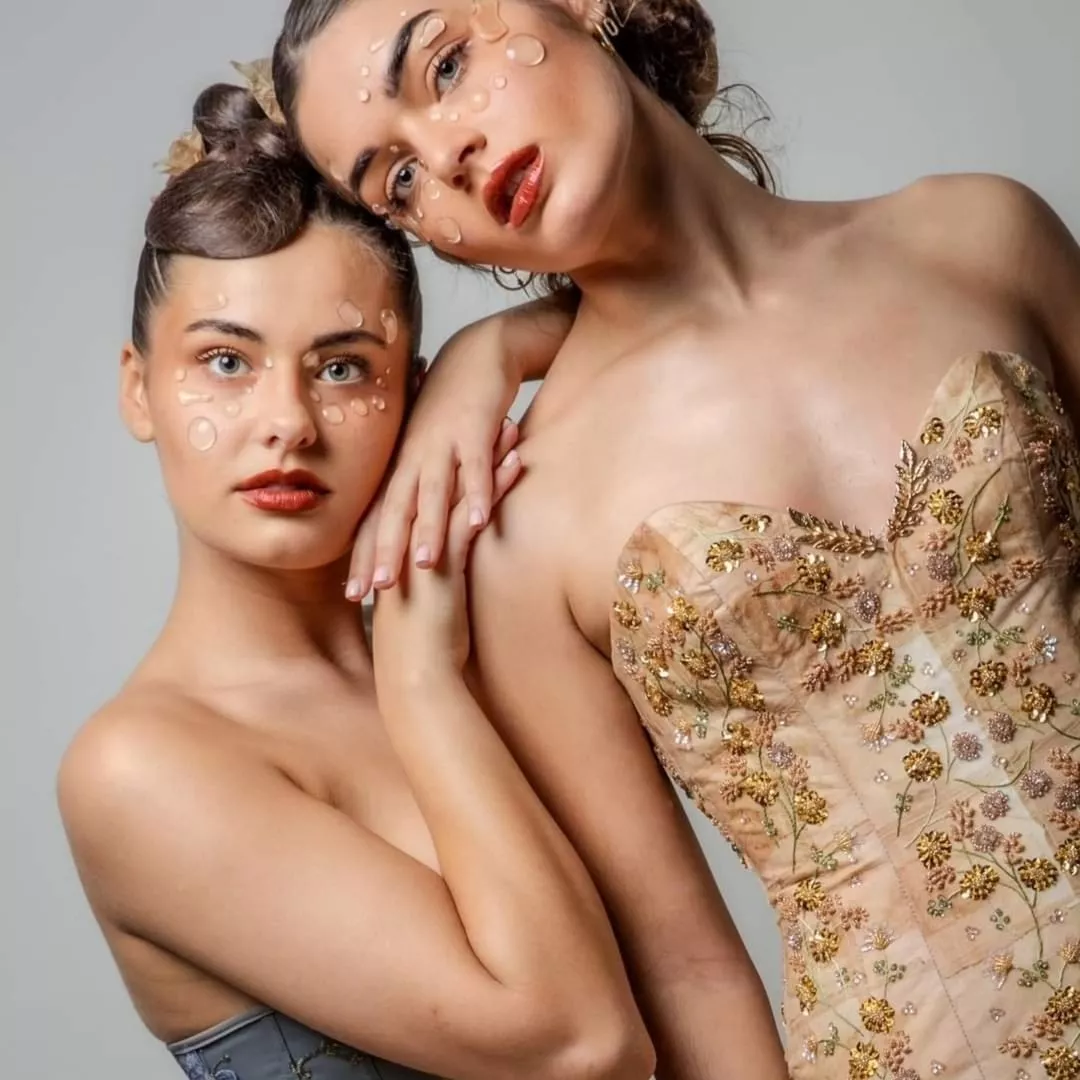 Bustier entièrement brodé sur sachets de thé, confectionné à la main par le créateur dans le cadre d’une commande artistique unique.