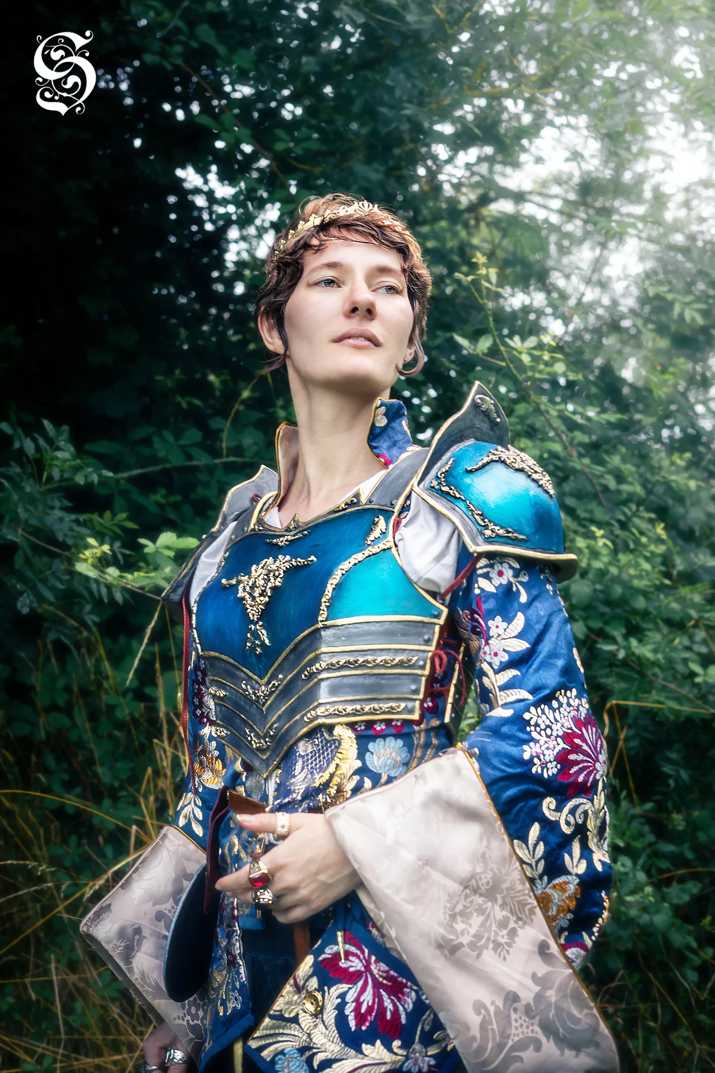 Princesse portant une couronne dans une tenue de bataille avec son armure dans un environnement chatoyant