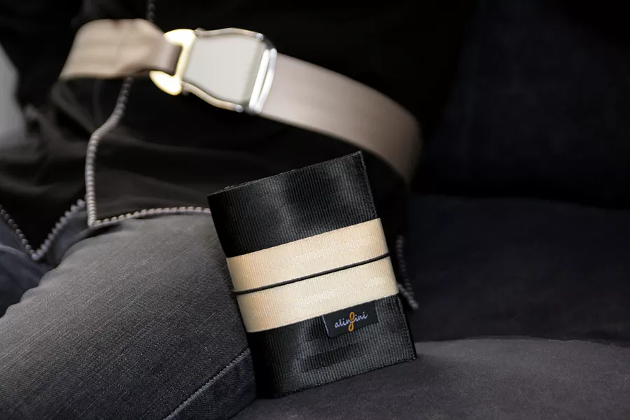 protège-passeport en ceinture de sécurité usagée
