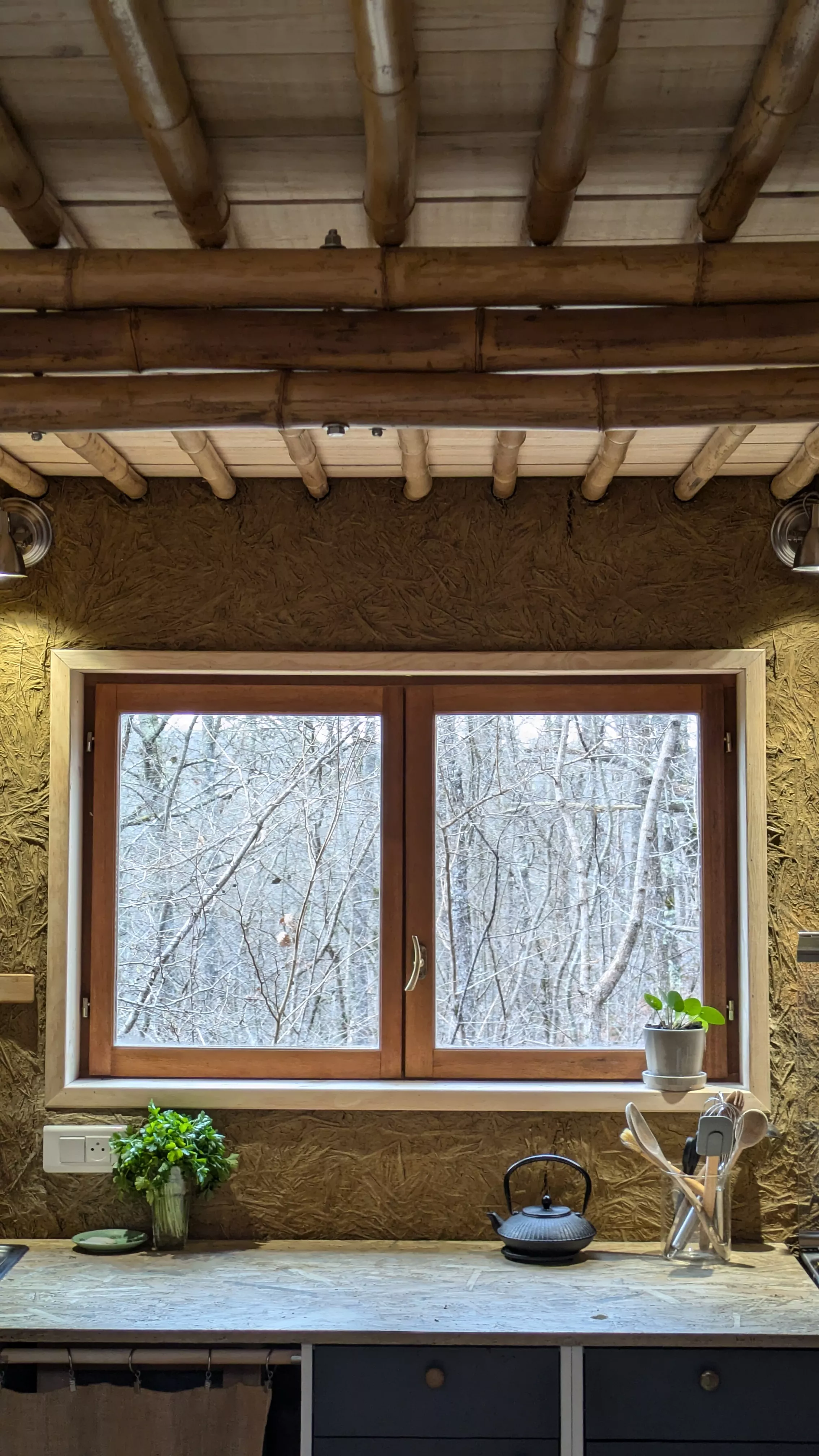 Intérieur d'une maison en bambou