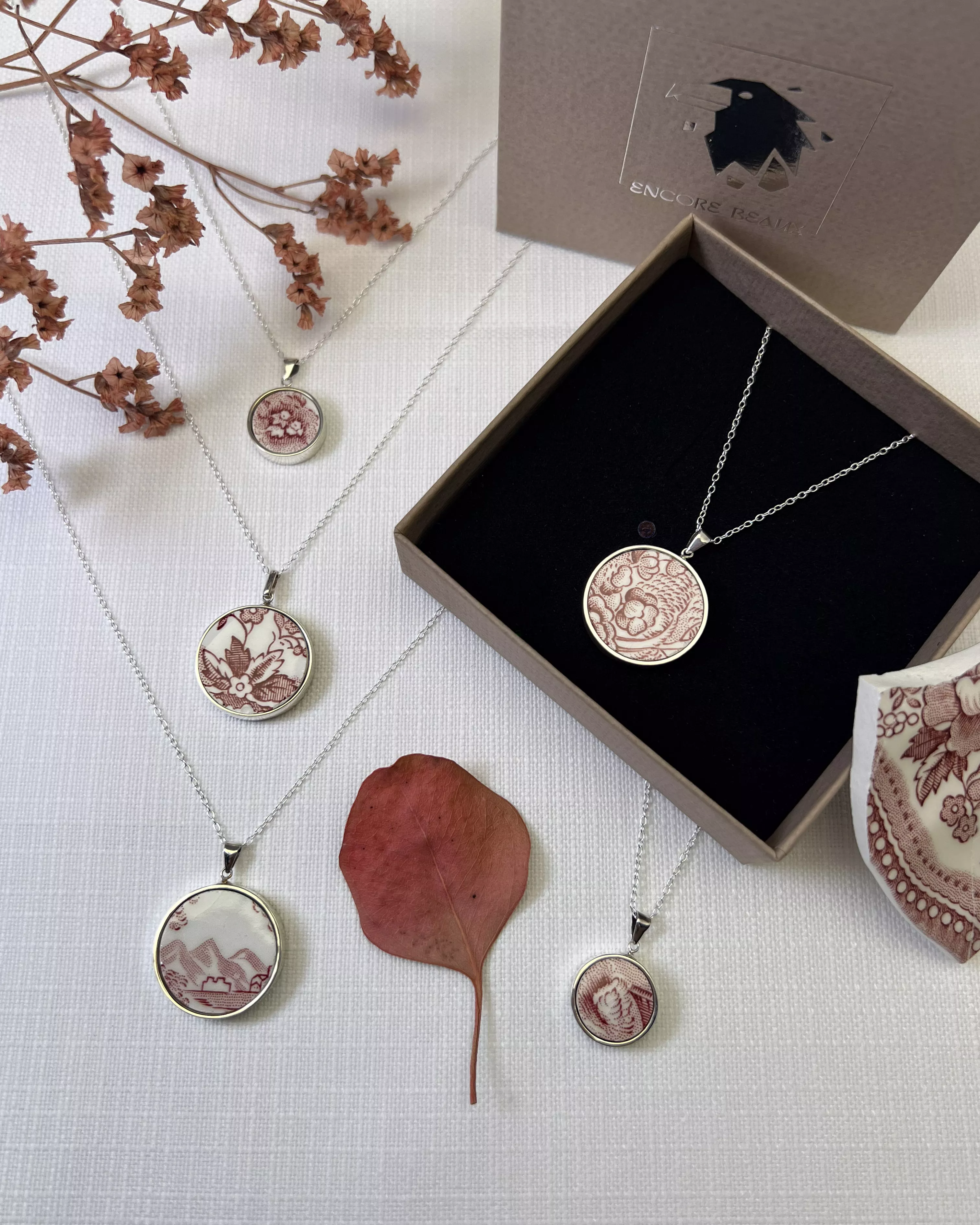 Collection de pendentifs ronds en faïence ancienne, montés sur argent et laiton doré, présentés avec boîte cadeau Encore Beaux.