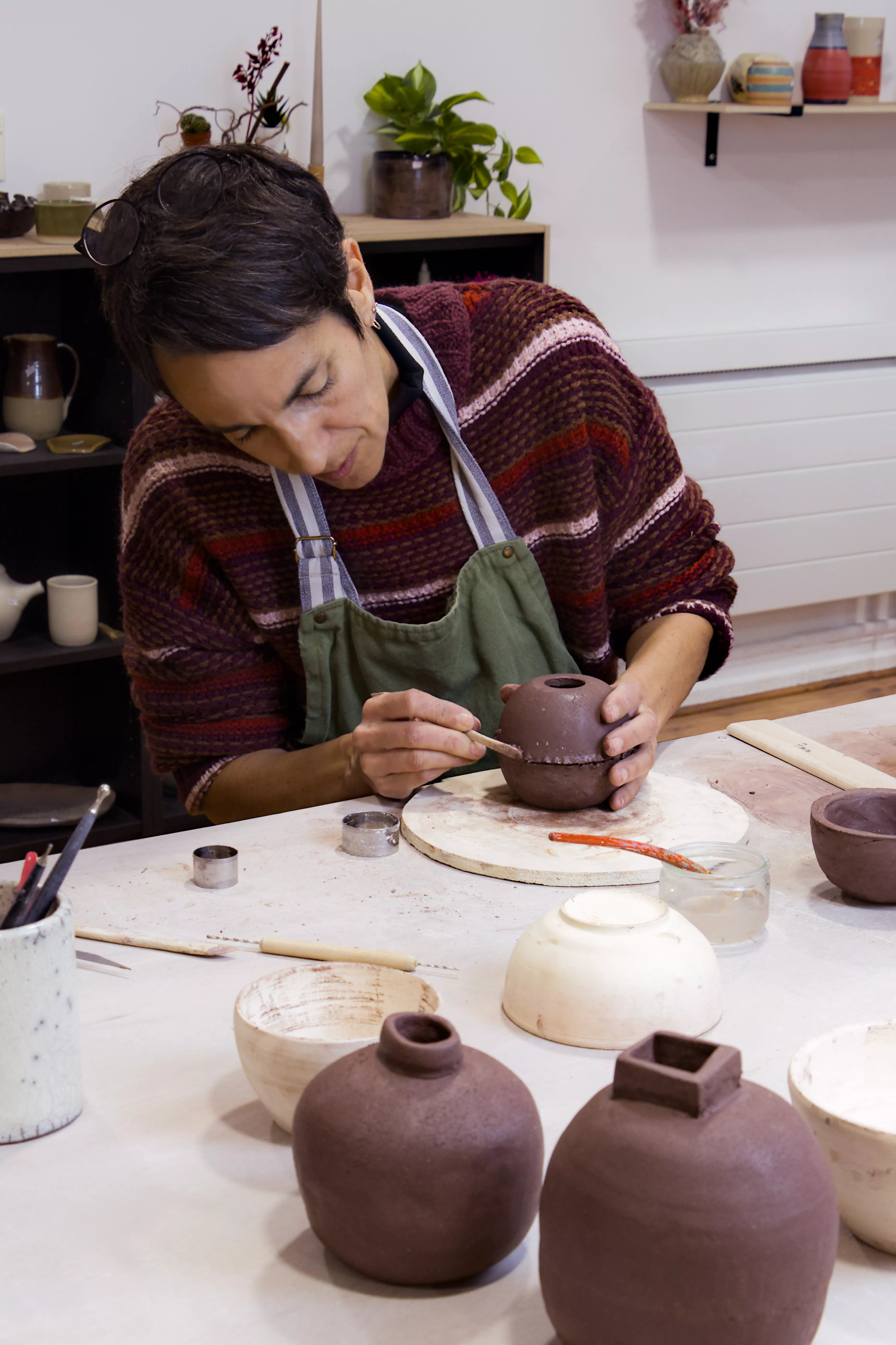 Pièces en grès roux en cours de réalisation à l’Atelier Kaolin.
