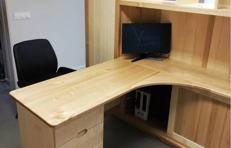Création d'un bureau sur mesure et contemporain structurant l'espace d'un cabinet de médecin en séparant l'espace de consultation et de celui de réception, Valmin Lorey atelier d'ébénisterie.
