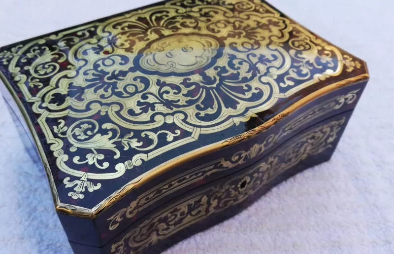 Restauration d'un coffret XIXème en marqueterie Boulle, Valmin Lorey atelier d'ébénisterie.
