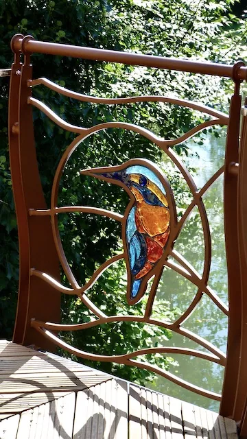 martin pêcheur dans garde-corps