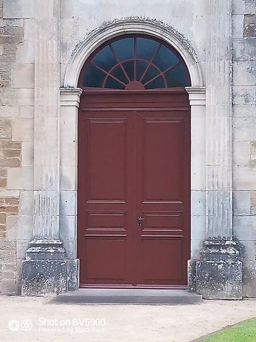 Restauration de la porte de l'église de Manois, France.