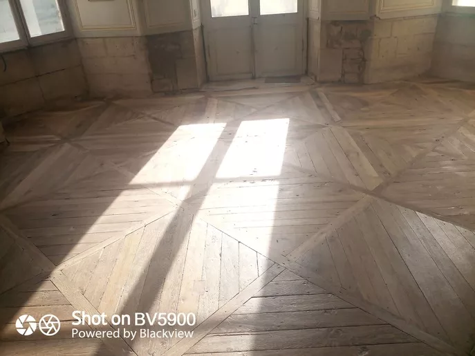 Restauration des parquets du grand salon de château.