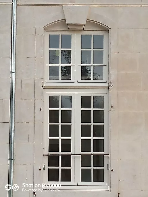 Restauration des fenêtres d'un château.