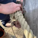 Montage de mains courantes entièrement nouées et épissées.