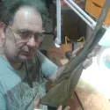 Restauration sculpture sur une crosse brulée sur fusil historique
