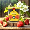 Pot de confiture 'Comtes de Provence' aux fraises posé sur un rondin de bois avec un fond de jardin lumineux. Le pot est étiqueté avec un design élégant affirmant '65% FRUITS' et 'Riche en fruits, au sucre de canne'. Autour du pot, des fraises fraîches et des fleurs blanches ajoutent à l'ambiance naturelle et gourmande