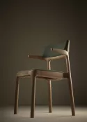 La chaise Orria est le fruit de la rencontre du designer, Patrick Jouin, de l’artisan, l’Atelier de Recherche et de Création du Mobilier National, et de l’atelier de fabrication Alki. La richesse des regards portés par ces différents acteurs a guidé le projet à l’initiative de la Bibliothèque nationale de France pour la salle ovale du site Richelieu. Aujourd’hui, suivant le principe d’ouverture à tous de la BnF, Alki propose la chaise Orria éditée. 