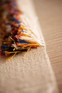 ✨Tissage d'art ✨ Le tissage d’art est un emblème de La Maison Jessica Choupis. A l’image d’un tableau, la partie tissée est la pièce d’oeuvre de chaque création, celle qui sera mise en valeur comme un bijou et révélera son caractère précieux.Tout en relief et en couleur, les tissages arborent un éventail d’ornementations au gré de l’inspiration : tantôt des perles d’Afrique, tantôt des broderies ou des franges empruntées aux cultures d’Amérique latine ou d’Asie.