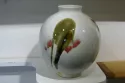 Vase boule émail blanc sur shino, décor temmoku et rouge de cuivre