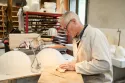 Eric Papon, Maître artisan en pétrification dans les ateliers de fabrication des Fontaines Pétrifiantes de Saint-Nectaire