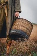 panier à buches en osier et pneu