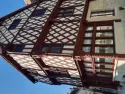Maison Pelvoisin à Bourges, nous avons restauré les façades à pan de bois et remis les menuiseries à neuf