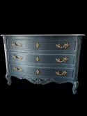 Commode tombeau en merisier restaurée, peinte en 2 tons et patine aux pigments naturel.