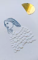 Le pull écailles, silhouette de femme portant un pull composé d'écailles de tissu