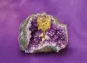 MENSONGES est une œuvre horlogère singulière, mystérieuse et minérale, où une géode d’améthyste naturelle accueille une sculpture précieuse et un mouvement ancien restauré, évoquant la dualité entre apparence et vérité.