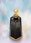 MERVEILLE est une pièce unique de haute horlogerie alliant sculpture, marqueterie de paille et mécanique artisanale, sublimée par une esthétique géométrique précieuse et un savoir-faire d’exception français.