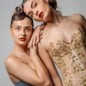 Bustier entièrement brodé sur sachets de thé, confectionné à la main par le créateur dans le cadre d’une commande artistique unique.
