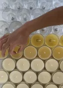 Chaque mèche (en coton sans plomb) est centrée manuellement afin de garantir la qualité du brulage. 