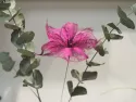 Fleur délicate en laine feutrée et soie, tons de roses, entourée de branchages d'eucalyptus