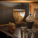 lampe à poser en néomarqueterie : volupte S en chêne, intérieur or pour une lumière intense