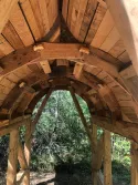 Charpente avec un toit dit en "phillibert de l'orme", réalisé avec des planche de chataigné et de chêne, une ossature courbé pour donné un aspect de coque de bateau. Autrefois très présente en aveyron et dans le lot