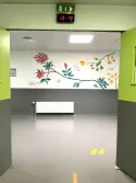 Fresque en couleurs réalisée au CHU de Caen en Normandie représentant des fleurs et des insectes