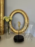 Grand hippocampe doré à la feuille d'or reposant sur une tige en bois noir fixée sur la base en bois noir d'un globe en verre. 