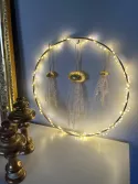 Ensemble de 3 méduses formées d'un oursin doré à la feuille d'or et de tentacules en tulle brodé de fils dorés et plissé; 3 tailles différentes accrochées à un cercle lumineux