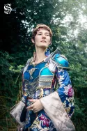 Princesse portant une couronne dans une tenue de bataille avec son armure dans un environnement chatoyant