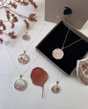 Collection de pendentifs ronds en faïence ancienne, montés sur argent et laiton doré, présentés avec boîte cadeau Encore Beaux.
