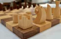 Création d'un échiquier sur mesure et contemporain en frêne et noyer, Valmin Lorey atelier d'ébénisterie.