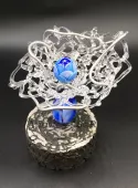 Sculpture verre transparent et opaque bleu lié par un fil métallique.