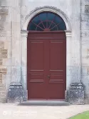 Restauration de la porte de l'église de Manois, France.