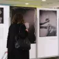 Femme devant l'exposition Vivants !